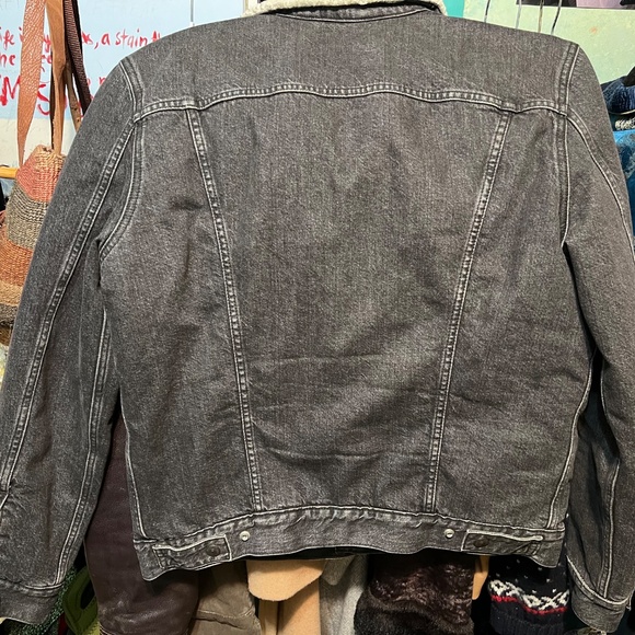 Levi’s premium black Sherpa lined denim jacket - Picture 2 of 3